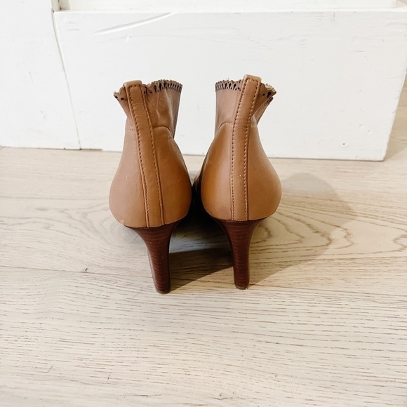 Belle by Sigerson Morrison Nicki leather Scallop Trim Ankle Booties. Tan. Size 7 - Picture 4 of 5